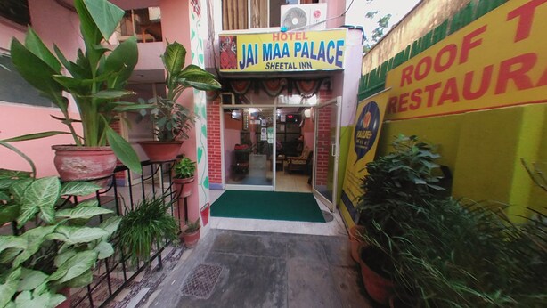 L’entrée d’un hôtel, avec une enseigne indiquant : « Jai Maa Palace Hotel Sheetal Inn ».
