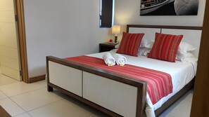 Comfort-Apartment, 2 Schlafzimmer | 2 Schlafzimmer, Bügeleisen/Bügelbrett, kostenloses WLAN, Bettwäsche
