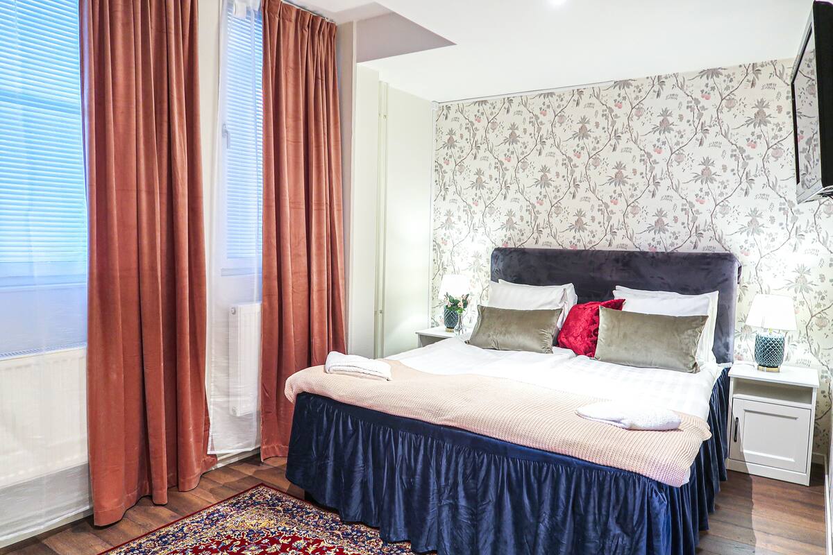 Habitación doble Deluxe, baño compartido | Ropa de cama de alta calidad y cortinas blackout