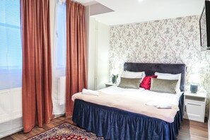 デラックス ダブルルーム 共用バスルーム | 高級寝具、遮光カーテン、アイロン / アイロン台、WiFi (無料)