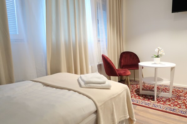 デラックス ツインルーム シングルベッド 2 台 共用バスルーム | 高級寝具、遮光カーテン、アイロン / アイロン台、WiFi (無料)