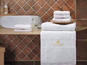 Shower, perlengkapan mandi gratis, pengering rambut, dan sandal
