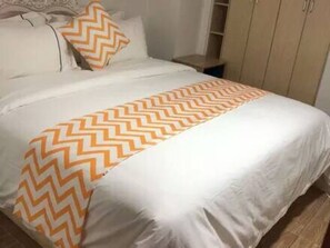 Escritorio, cortinas blackout y wifi gratis 