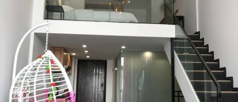 Een bureau, verduisterende gordijnen, gratis wifi