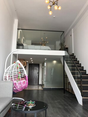 Escritorio, cortinas blackout y wifi gratis