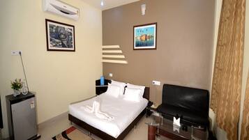 Family Room | Desk, rollaway beds, free WiFi