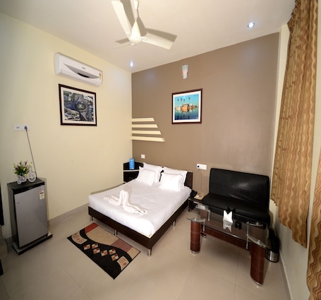 Quarto família | Escrivaninha, camas extras/dobráveis (sobretaxa), Wi-Fi de cortesia. Hotel Kota Royal