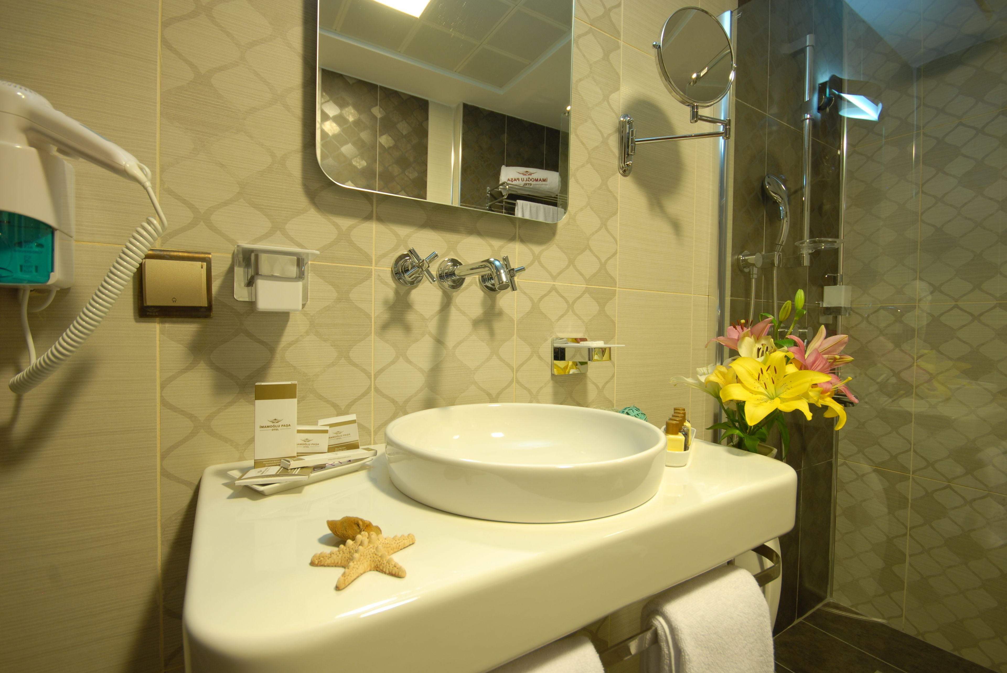 standard single room | bathroom | shower, free toiletries, hair dryer, bathrobes