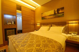 标准双人房 | 迷你吧、客房内保险箱、办公桌、隔音