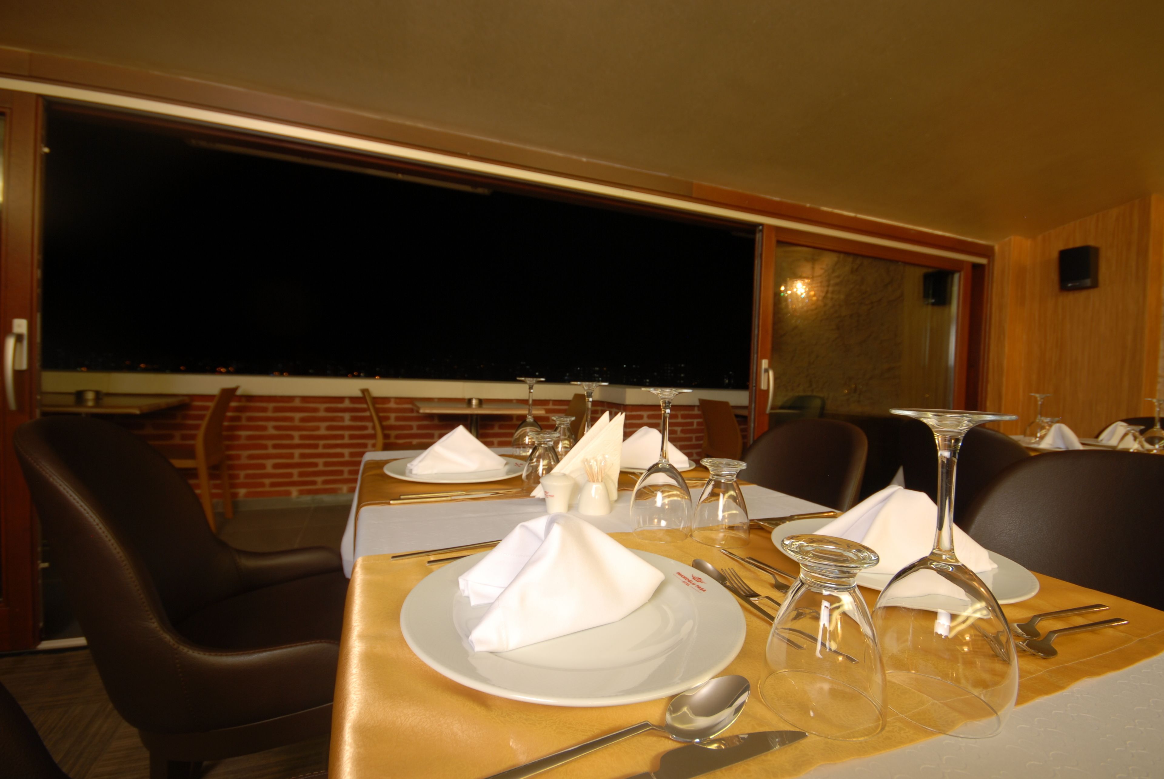 breakfast, lunch and dinner served