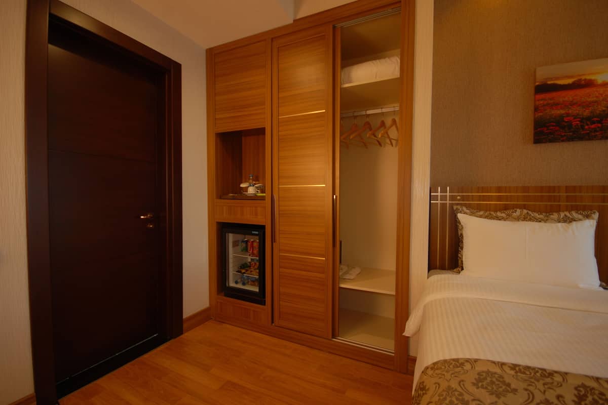 standard single room | minibar, in-room safe, desk, soundproofing