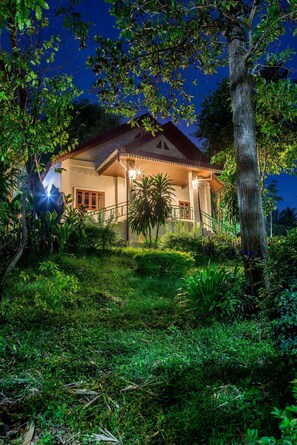 Standard Double Room | Bathroom | Towels - Phubachiang Golf & Resort Pakse (Pakse)