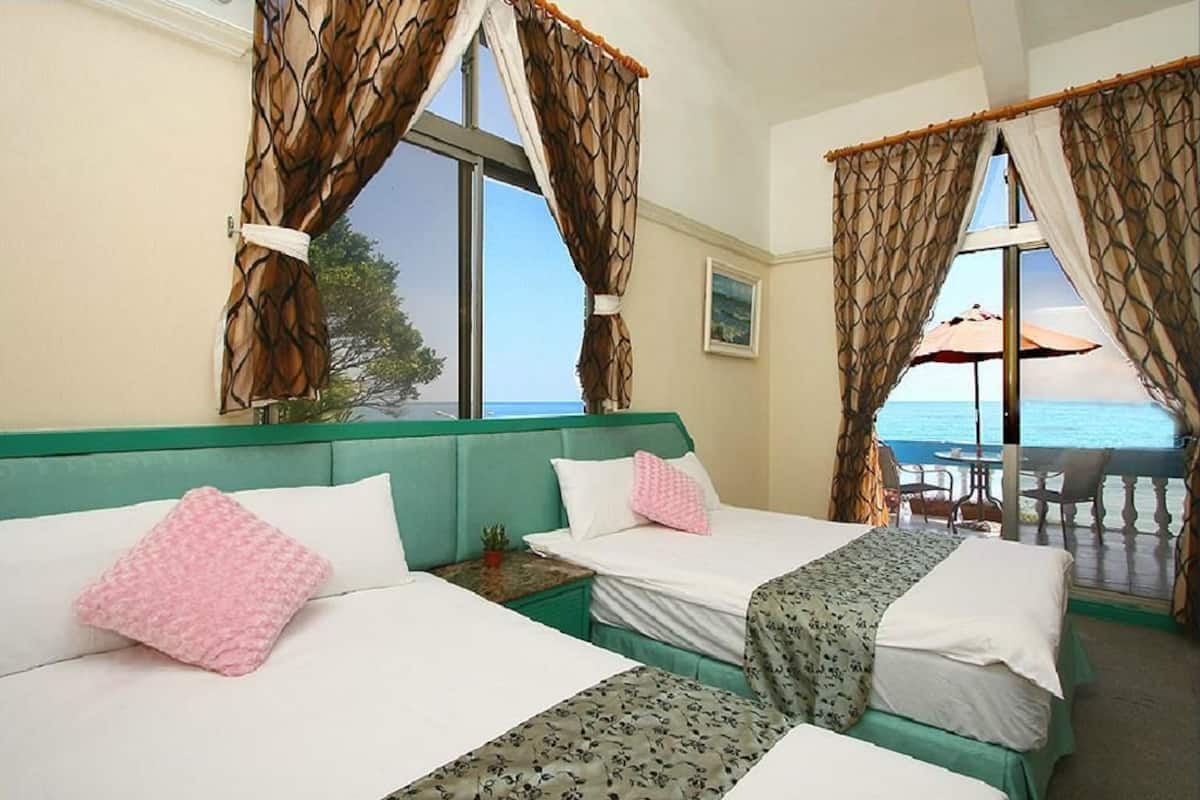 Comfort Quadruple Room | Meja, langsir/tirai gelap terus, Wi-fi percuma, cadar katil