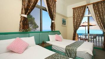 Comfort Quadruple Room | Desk, blackout curtains, free WiFi, bed sheets