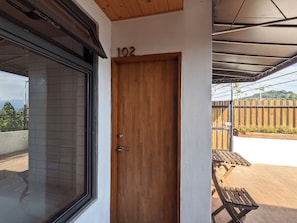 Habitación básica doble, 1 cama Queen size, patio, planta baja | Cortinas blackout, wifi gratis y ropa de cama