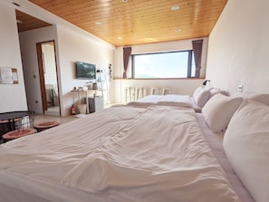 Habitación cuádruple básica, 2 camas Queen size, vista a la montaña, torre | Cortinas blackout, wifi gratis y ropa de cama