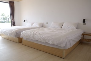 Habitación cuádruple básica, 2 camas Queen size, tina | 1 habitación, cortinas blackout, wifi gratis y ropa de cama