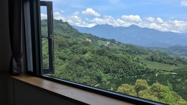 Une pièce avec une fenêtre donnant sur un paysage montagneux.