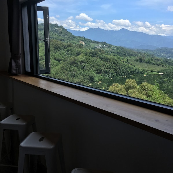 Habitación cuádruple básica, 2 camas Queen size, tina | Vista a la montaña