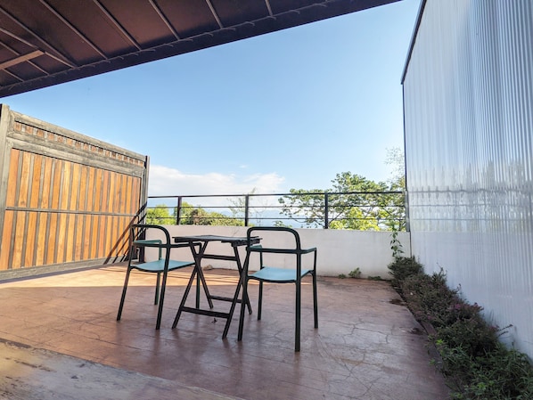 Habitación cuádruple básica, 2 camas Queen size, patio, planta baja | Terraza o patio