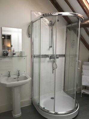 Habitación doble (Duck Room) | Baño | Regadera, amenidades de baño gratuitas, secadora de cabello, batas