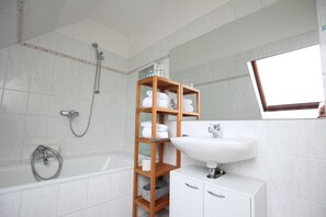 Shower, rainfall showerhead, eco-friendly toiletries, hair dryer - zeitlos -  Hotel & Restaurant am Fuchsbach (Pattensen)