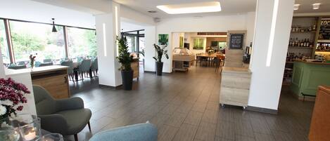 2 restaurantes; se sirven cenas y cocina local