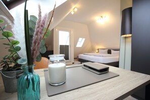 Business Double Room | Egyptian cotton sheets, premium bedding, individually decorated - zeitlos -  Hotel & Restaurant am Fuchsbach (Pattensen)