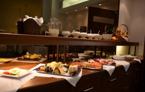 Free daily buffet breakfast  - zeitlos -  Hotel & Restaurant am Fuchsbach (Pattensen)