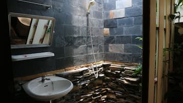Deluxe Room, 1 Bedroom, Non Smoking, Courtyard View | Bathroom | Shower, free toiletries, towels, soap