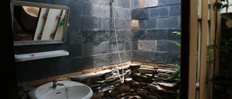 ห้องดีลักซ์, 1 ห้องนอน, ปลอดบุหรี่, วิวสวนหย่อม | ห้องน้ำ | ฝักบัว, ของใช้ในห้องน้ำฟรี, ผ้าเช็ดตัว, สบู่