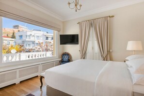 特色套房, 阳台 (Acropolis view) | 1 多间卧室、高档床上用品、加厚床垫、迷你吧