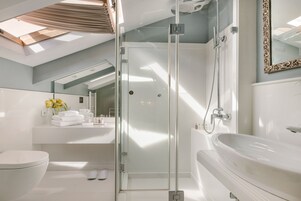 Signature Suite, Balcony (Acropolis view) | Bathroom | Free toiletries, hair dryer, bathrobes, slippers
