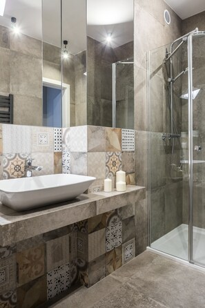 Shower, free toiletries, hair dryer, towels