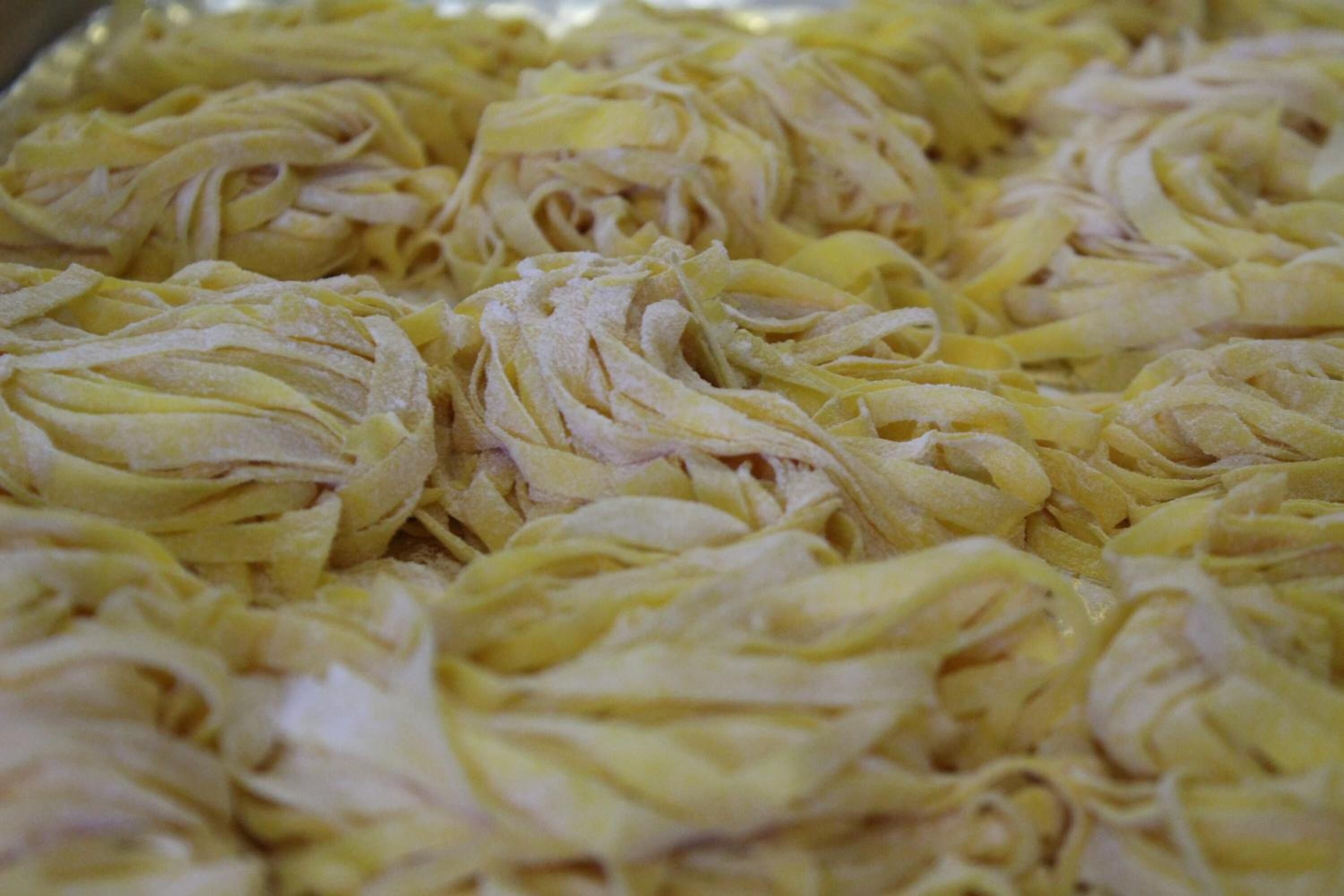 Ein Tablett mit Pasta.