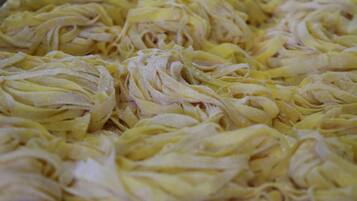 Ein Tablett mit Pasta.