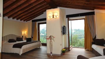 Minibar, escritorio, cortinas blackout y tabla de planchar con plancha