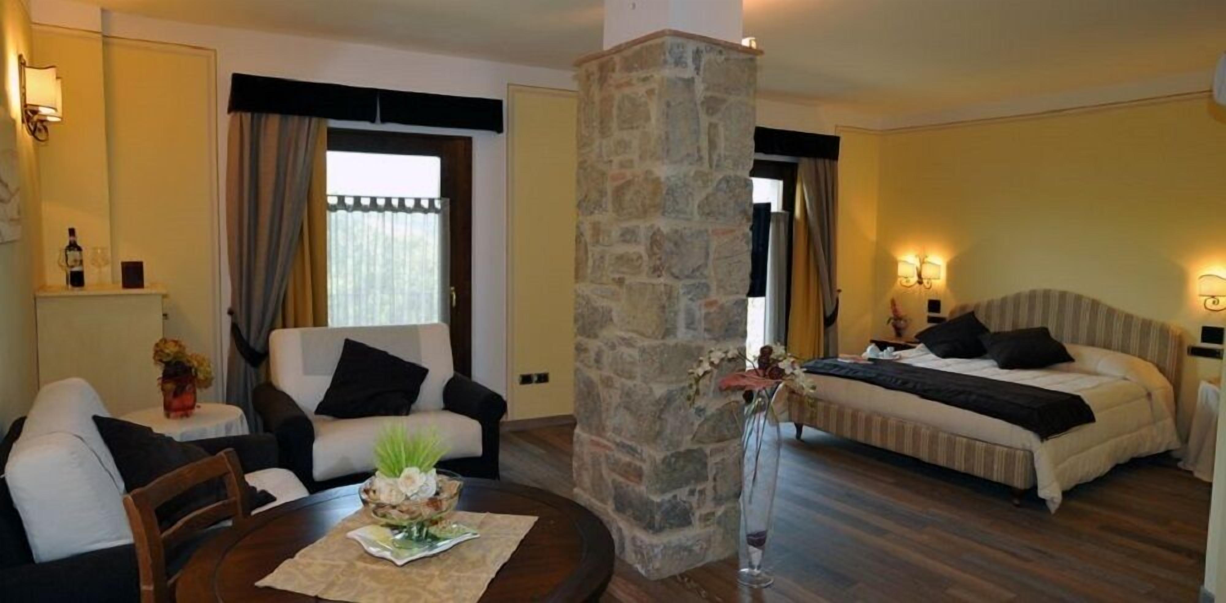 superior double room | minibar, desk, blackout curtains, iron/ironing board