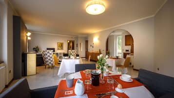 Colazione continentale, servita tutte le mattine (10.00 EUR a persona)