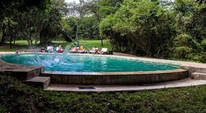 Udendørs pool, åben fra kl. 10.00 til kl. 22.00, liggestole