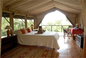 Escritorio, espacio para trabajar con laptop y ropa de cama 