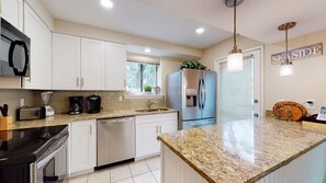 Frigorifero, microonde, forno, piano cottura