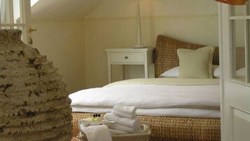 Ropa de cama de alta calidad y caja de seguridad en la habitación