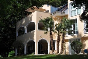 A two-story building with arched windows and a flat roof. - Park-Villa (Kressbronn)