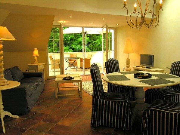 Apartment, 2 Bedrooms (Nr.4) | Living area | Flat-screen TV, DVD player - Park-Villa (Kressbronn)