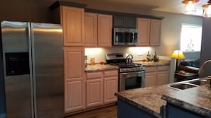 Réfrigérateur, micro-ondes, four, plaque de cuisson