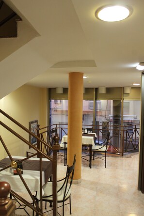 Petit déjeuner complet (8 EUR par personne)