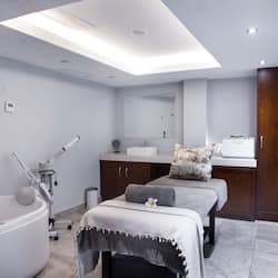 Penthouse | Badrum | Djupt badkar, regndusch, gratis toalettartiklar och badrock