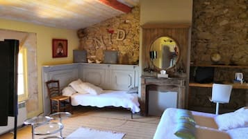 Family Suite, Ensuite, Garden View (Nid) | Select Comfort beds, blackout drapes, iron/ironing board, free WiFi