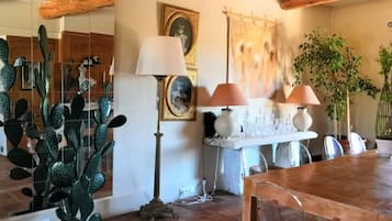 Breakfast and dinner served, French cuisine